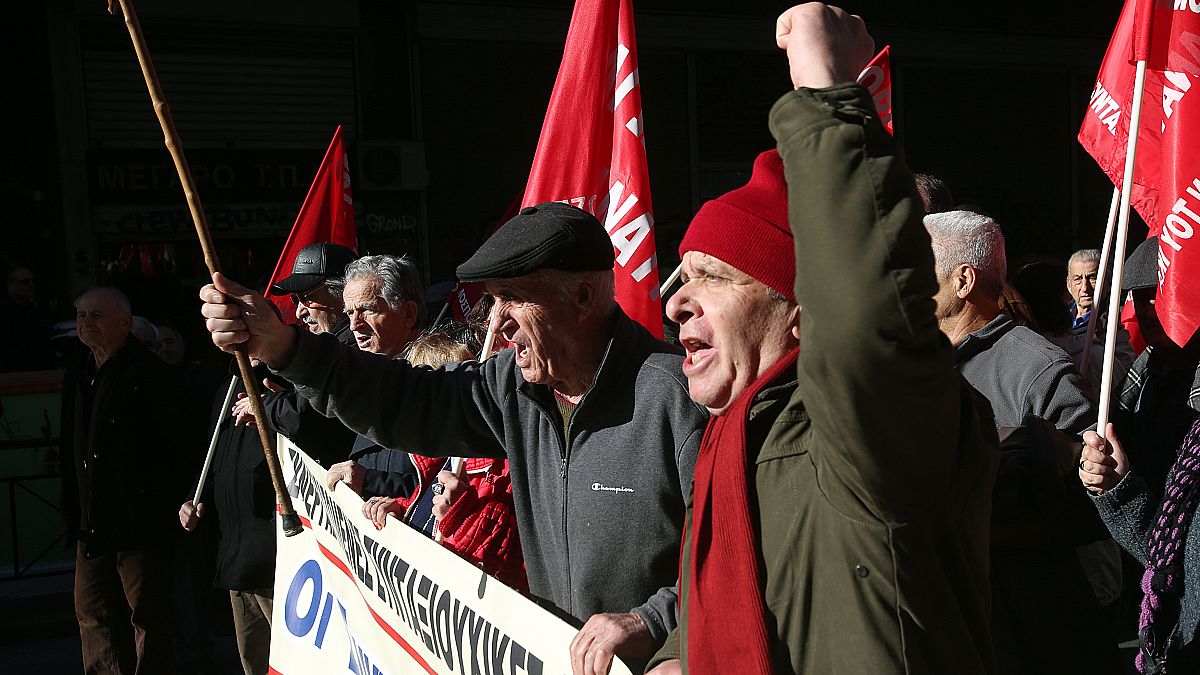 Συνταξιούχοι διαδηλώνουν κατευθυνόμενοι προς το υπουργείο Εργασίας από το Συμβούλιο της Επικρατείας