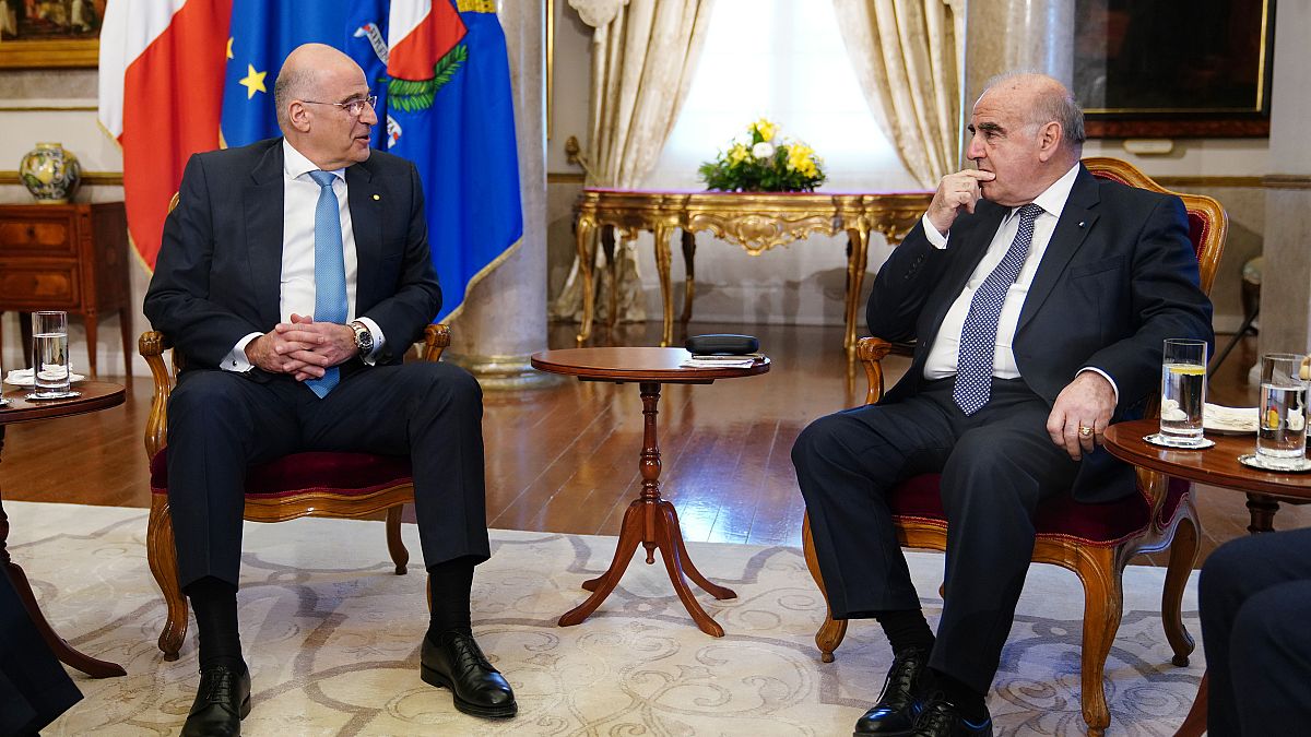 Ο υπουργός Εξωτερικών, Νίκος Δένδιας συνομιλεί με τον Πρόεδρο της Μάλτας George Vella