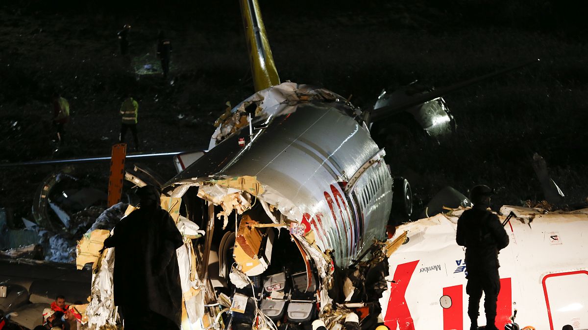 Самолет развалился на части в аэропорту Стамбула