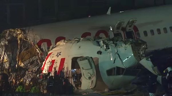 Kicsúszott egy gép a kifutóról Isztambulban, többen meghaltak Kicsúszott egy gép a kifutóról Isztambulban, többen meghaltak
