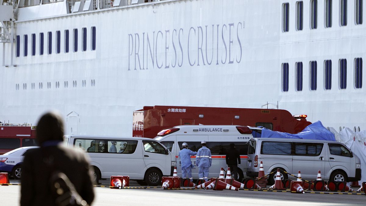 К круизному лайнеру, пришвартованному к одному из грузовых терминалов порта Йокогамы, приблизиться могут лишь сотрудники "скорой помощи"