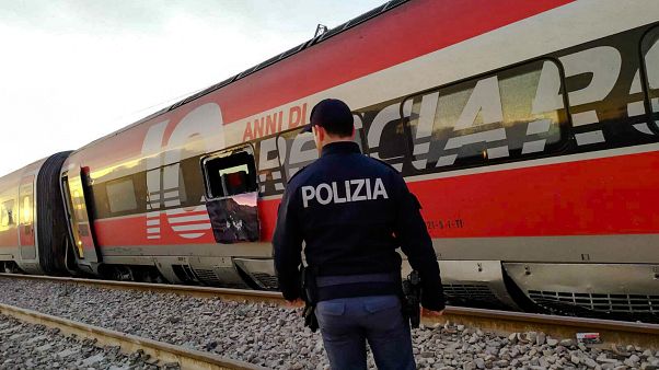 Поезд сошел с рельсов недалеко от Милана; есть жертвы Поезд сошел с рельсов недалеко от Милана; есть жертвы