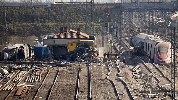 Le train à grande vitesse Milan-Salerne, après avoir déraillé le 6 février 2020, près de Lodi, dans le nord de l'Italie. Le train à grande vitesse Milan-Salerne, après avoir déraillé le 6 février 2020, près de Lodi, dans le nord de l'Italie.