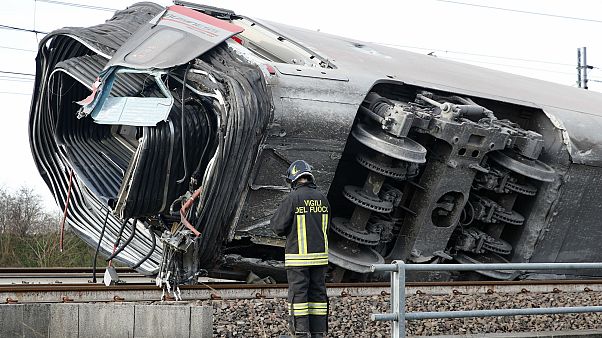Yüksek hızlı tren İtalya'da raydan çıktı Yüksek hızlı tren İtalya'da raydan çıktı