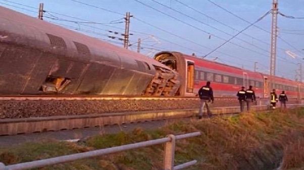 Ιταλία: Τουλάχιστον δύο νεκροί και δεκάδες τραυματίες σε εκτροχιασμό τρένου Ιταλία: Τουλάχιστον δύο νεκροί και δεκάδες τραυματίες σε εκτροχιασμό τρένου