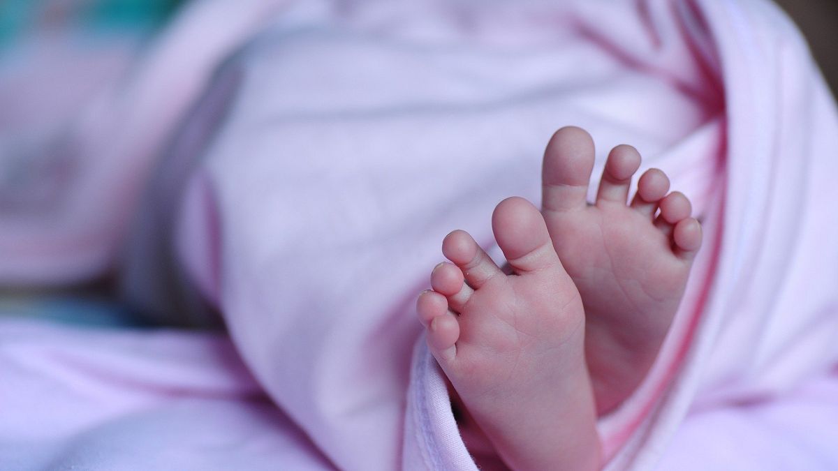 ابتلای یک نوزاد تازه متولد شده به کرونا؛ آیا ویروس از رحم منتقل می‌شود؟