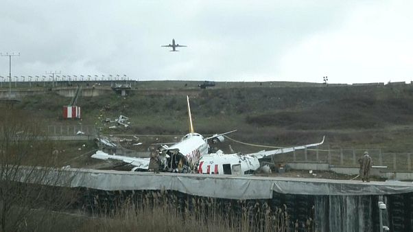 Verunglückte Boeing 737 der türkischen Fluggesellschaft Pegasus Verunglückte Boeing 737 der türkischen Fluggesellschaft Pegasus