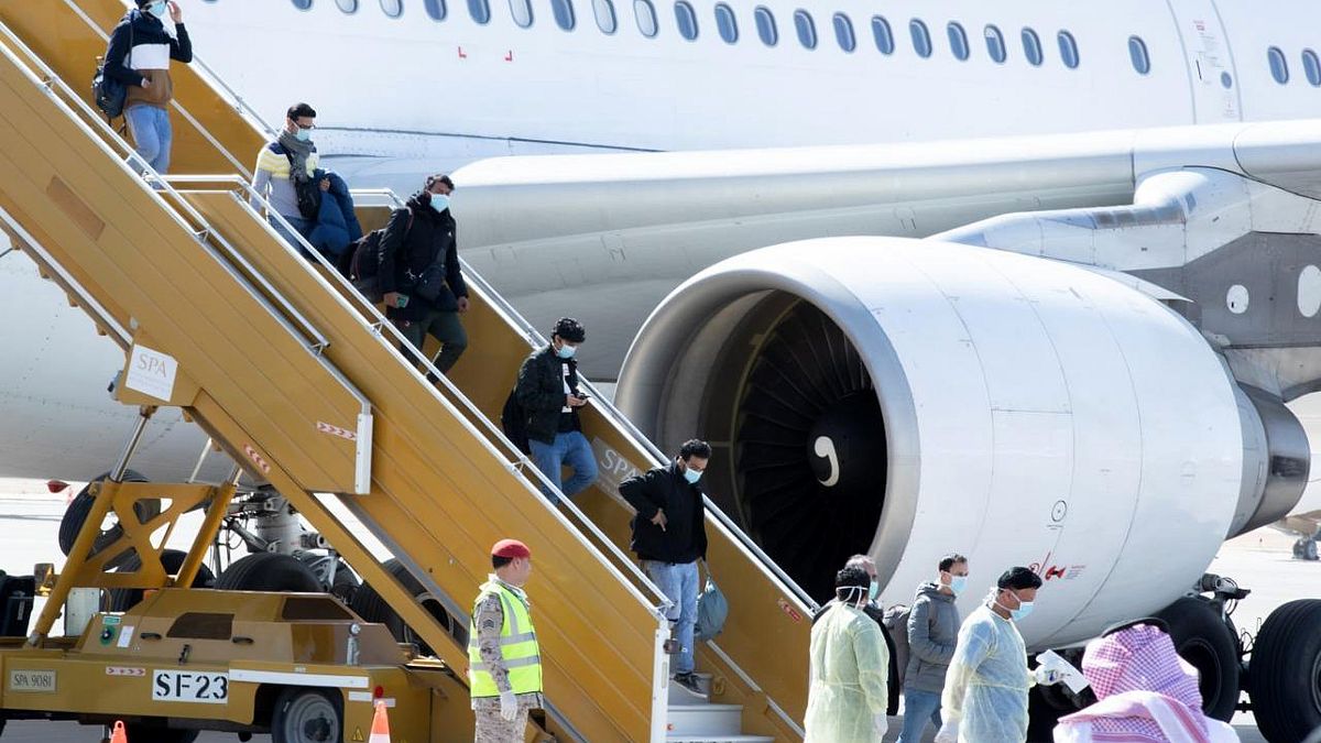 عودة بضعة طلبة سعوديين إلى المملكة قادمين من ووهان الصينية. 2020/02/02