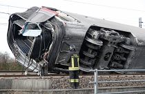 Dos muertos y 27 heridos al descarrilar un tren de alta velocidad en Italia