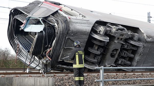 Dos muertos y 27 heridos al descarrilar un tren de alta velocidad en Italia Dos muertos y 27 heridos al descarrilar un tren de alta velocidad en Italia