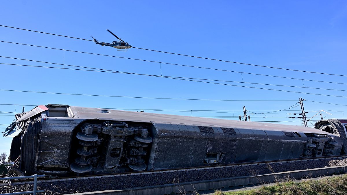 مروحية تابعة للشرطة الإيطالية تحلق فوق حطام قطار خرج عن سكته شمال البلاد. 06/02/2020