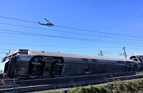 مروحية تابعة للشرطة الإيطالية تحلق فوق حطام قطار خرج عن سكته شمال البلاد. 06/02/2020
