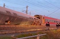 Itália: Comboio embate num edifício matando duas pessoas