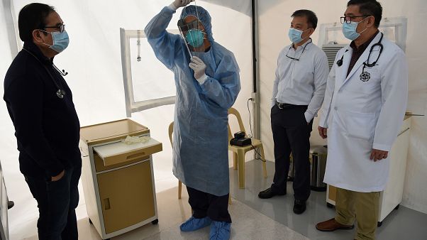 إجراءات الوقاية للعاملين في المجال الطبي في أحد مستشفيات العاصمة الفلبينية مانيلا 31 يناير 2020 إجراءات الوقاية للعاملين في المجال الطبي في أحد مستشفيات العاصمة الفلبينية مانيلا 31 يناير 2020