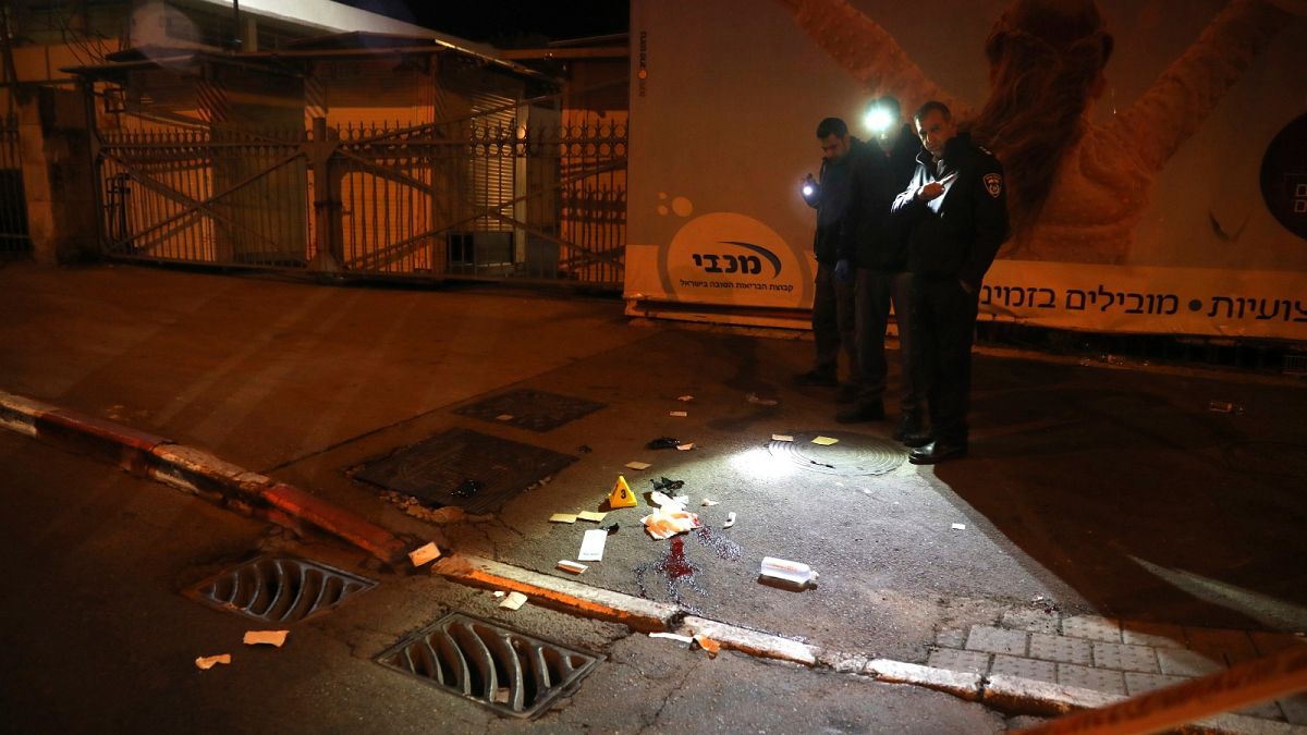 Izraeli rendőrök helyszínelnek a jeruzsálemi támadás után