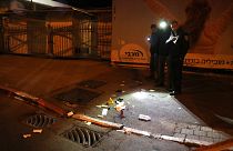 Izraeli rendőrök helyszínelnek a jeruzsálemi támadás után