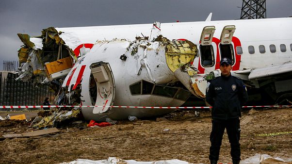 Τρεις νεκροί και δεκάδες τραυματίες από το αεροπορικό δυστύχημα στην Κωνσταντινούπολη Τρεις νεκροί και δεκάδες τραυματίες από το αεροπορικό δυστύχημα στην Κωνσταντινούπολη