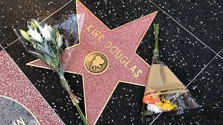 Ο κόσμος του Χόλιγουντ αποχαιρετά τον Κερκ Ντάγκλας