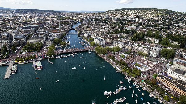 Aerial view of the annual technoparade "Street Parade" in the city center of Zurich, Switzerland, on Saturday, August 10, 2019. (KEYSTONE/Alexandra Wey) Aerial view of the annual technoparade "Street Parade" in the city center of Zurich, Switzerland, on Saturday, August 10, 2019. (KEYSTONE/Alexandra Wey)