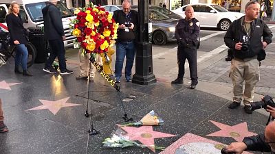 Blumen für Kirk Douglas am Walk of Fame in Hollywood