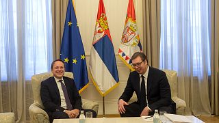 Várhelyi Olivér, bővítési biztos (b) és Aleksandar Vučić, szerb elnök (j) belgrádi megbeszélése