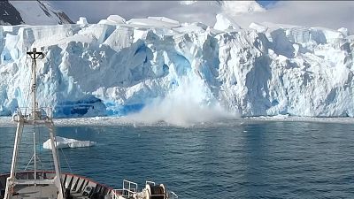 Riesiger Eisblock bricht von Gletscher
