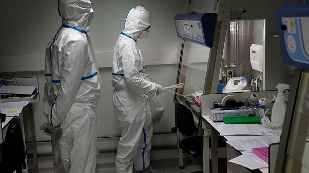 پزشک چینی افشاگر ویروس جدید کرونا درگذشت؛ شمار قربانیان به ۶۳۰ نفر رسید پزشک چینی افشاگر ویروس جدید کرونا درگذشت؛ شمار قربانیان به ۶۳۰ نفر رسید