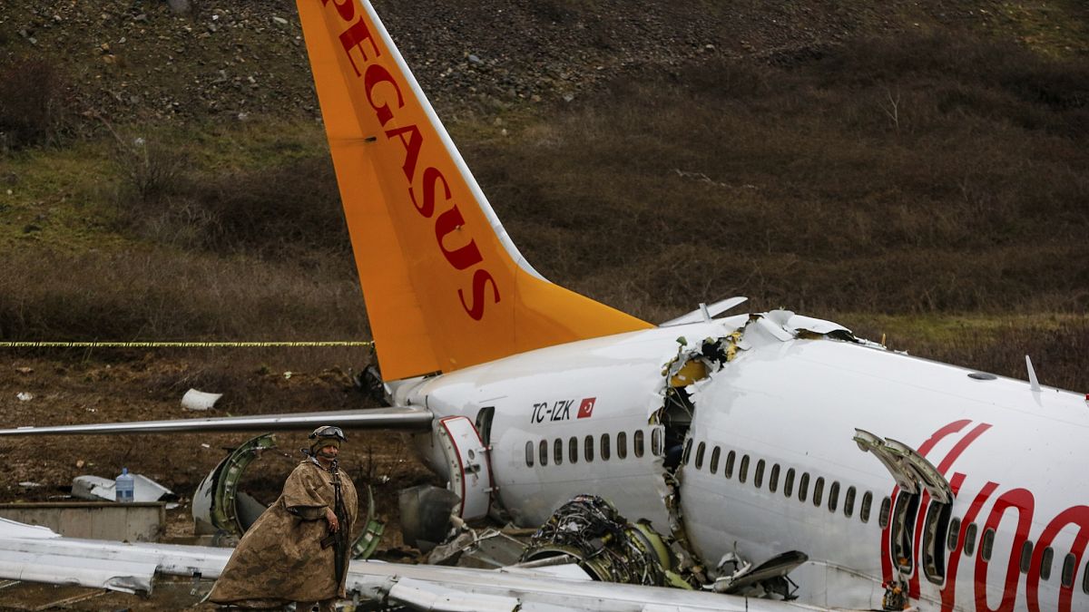 Sabiha Gökçen Uluslararası Havalimanı'nda uçak pistten çıktı, 3 yolcu hayatını kaybetti