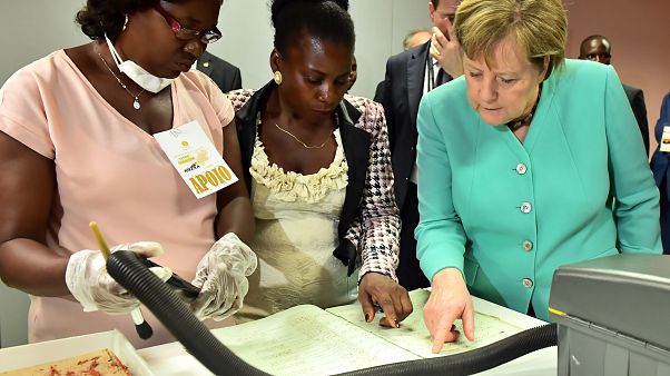 Merkel em Angola com negócios na bagagem Merkel em Angola com negócios na bagagem