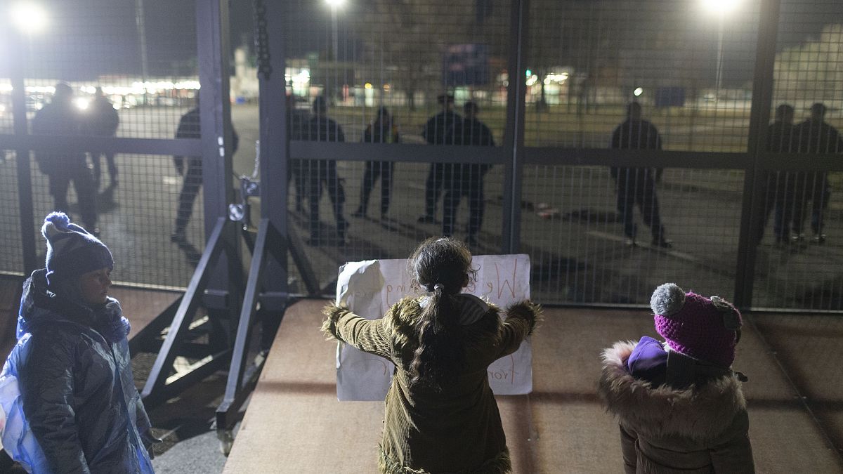 Дети мигрантов хотят в Венгрию