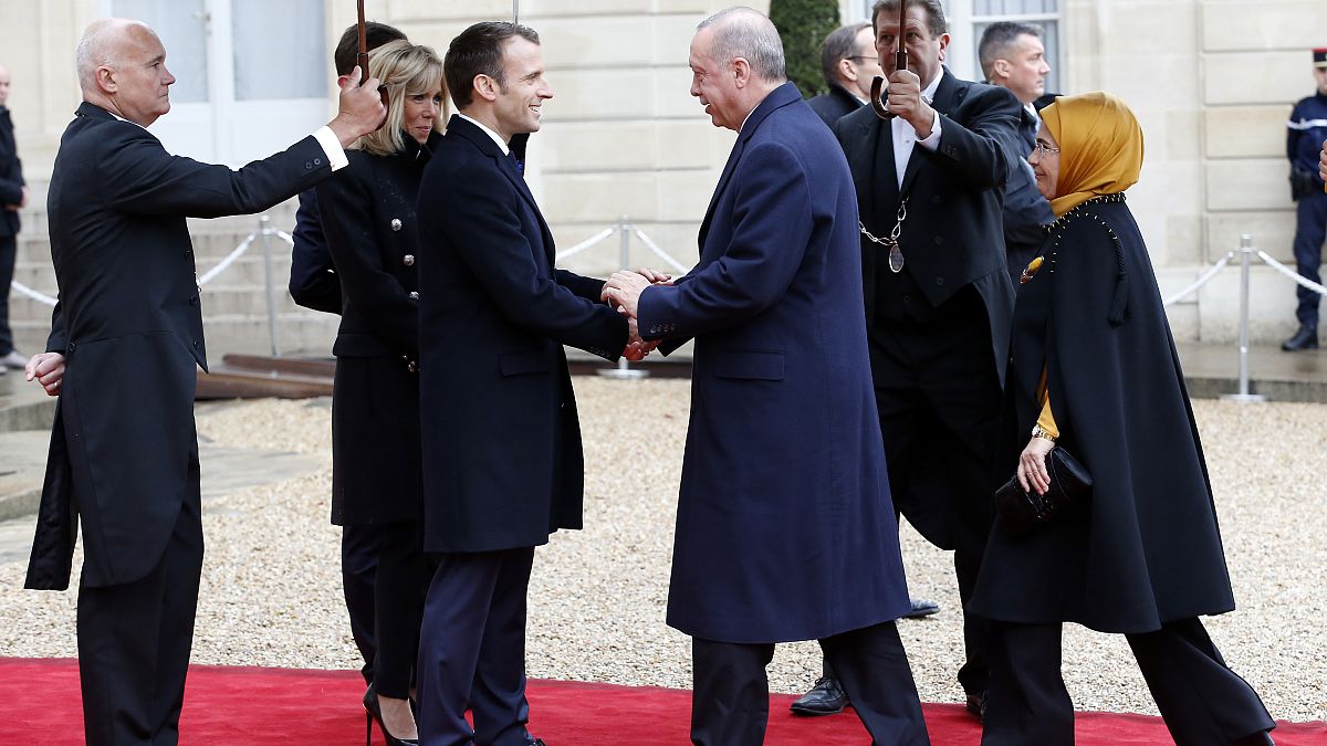 Macron ve eşi Brigitte Macron Cumhurbaşkanı Erdoğan ve eşi Emine Erdoğan'ı Elysee Sarayı'nda ağırlarken+