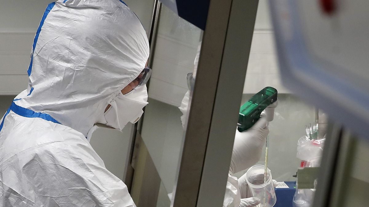 عينات قد تحمل فيروس كورونا الجديد في معهد باستور في باريس - فرنسا