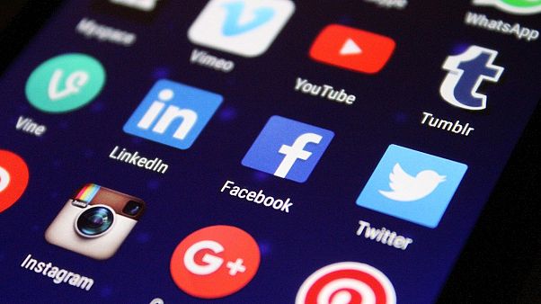 "فيسبوك" "يوتيوب" و"تويتر" يخوضون معركة ضد شركة ذكاء اصطناعي تعمل مع الشرطة "فيسبوك" "يوتيوب" و"تويتر" يخوضون معركة ضد شركة ذكاء اصطناعي تعمل مع الشرطة