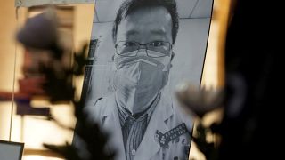 صورة للطبيب الصيني لي ونليانغ علقت بعيد وفاته في هونغ كونغ - 2020/02/07