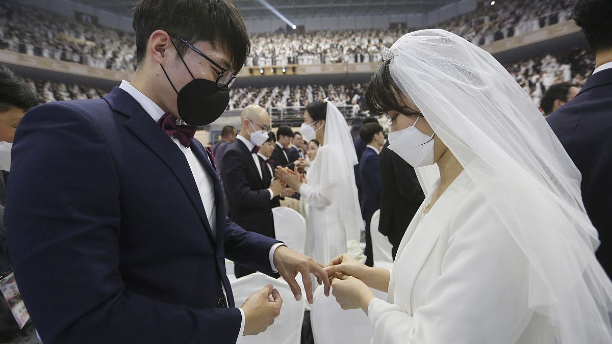من مراسم الزفاف الجماعي الذي أقامته كنيسة التوحيد في كوريا الجنوبية 7 فبراير 2020