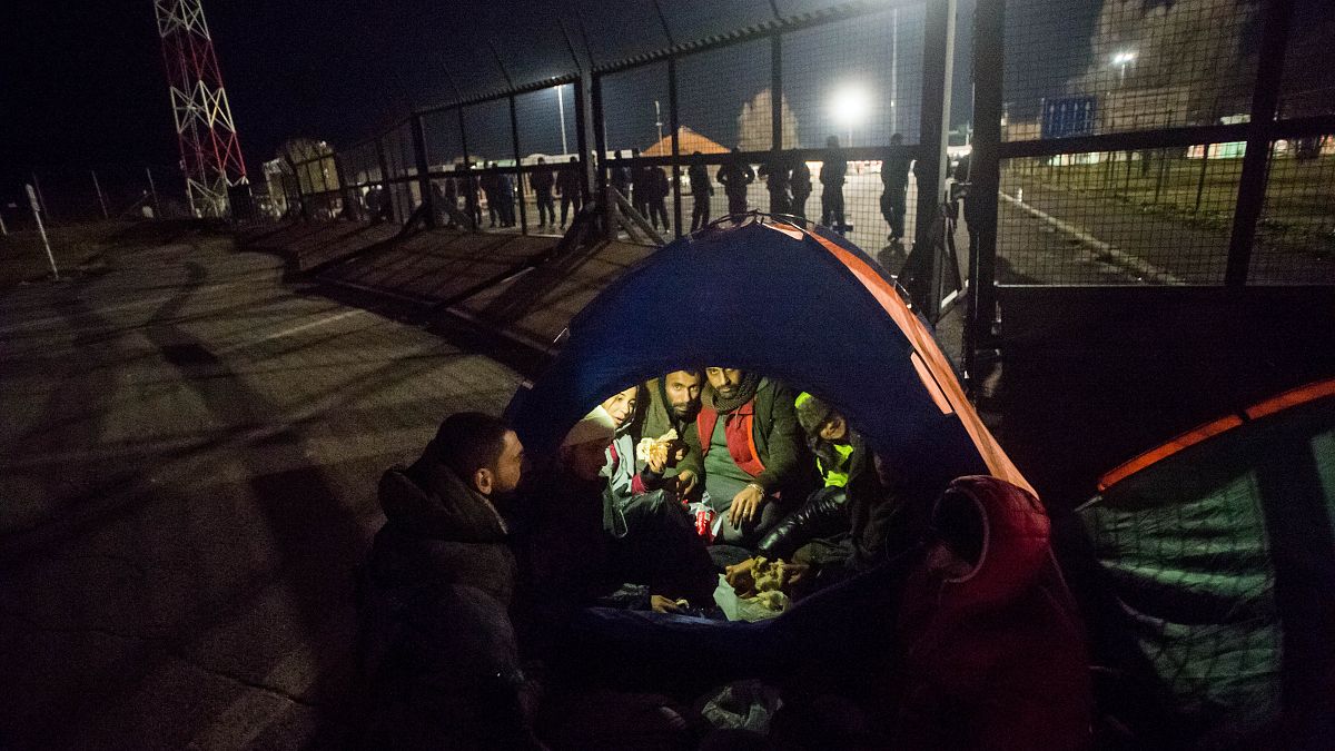 "Aprite le frontiere": 200 migranti al confine Serbia-Ungheria chiedono di entrare in Europa