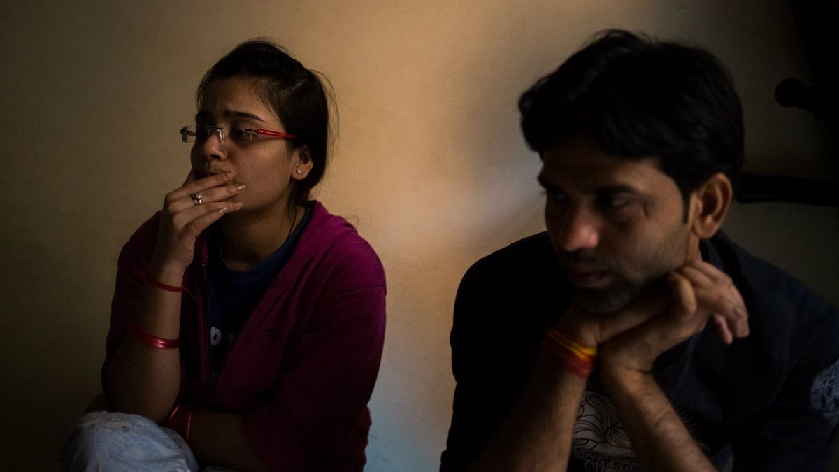 Aşk evliliği yapmak için ailelerinden kaçan Hindistanlı çift 