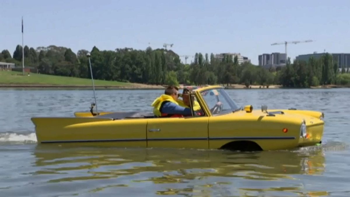شاهد: سيارة برمائية كلاسيكية في بحيرة بيرلي غريفين الأسترالية
