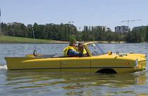 شاهد: سيارة برمائية كلاسيكية في بحيرة بيرلي غريفين الأسترالية