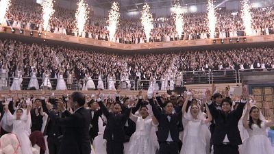South Koreans defy virus fears at mass wedding