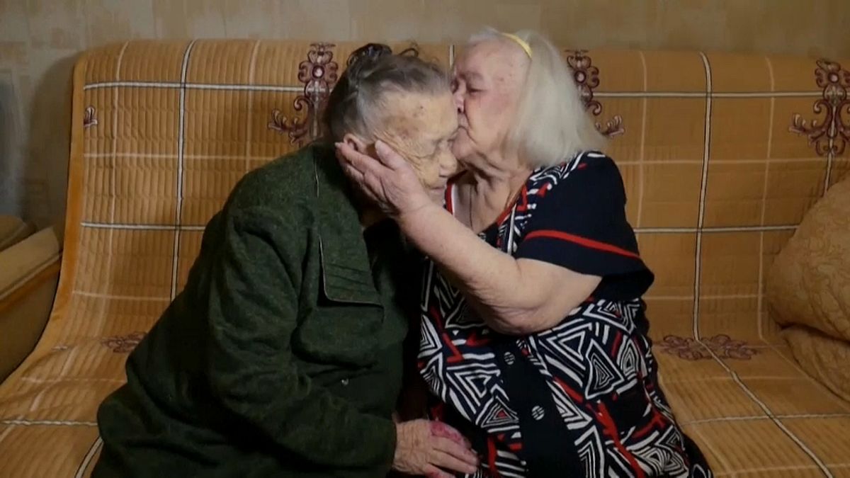 شاهد: شقيقتان روسيتان يتقابلان لأول مرة منذ 78 عاماً بعدما فرقتهما الحرب العالمية 
