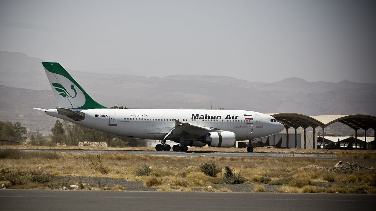 طائرة تابعة لشركة ماهان الإيرانية الخاصة تهبط في مطار صنعاء في اليمن. 01/03/2015
