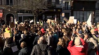A Bruxelles giovani in strada contro i cambiamenti climatici