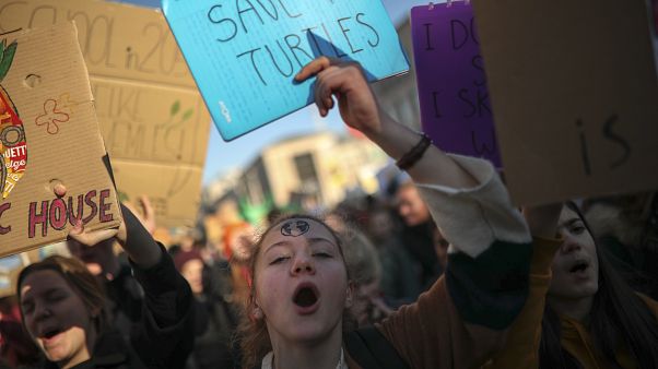 Jovens marcham pelo clima e pedem mais medidas aos políticos Jovens marcham pelo clima e pedem mais medidas aos políticos