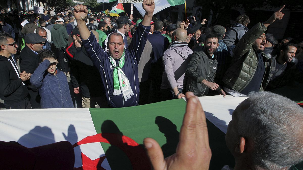 خروج الناس إلى شوارع العاصمة الجزائر في مسيرات كل يوم جمعة للاحتجاج على الحكومة 31/01/2020