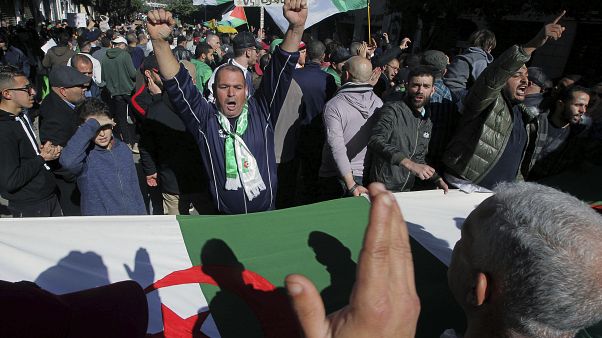 شاهد: للأسبوع الـ 51.. المظاهرات في الجزائر متواصلة شاهد: للأسبوع الـ 51.. المظاهرات في الجزائر متواصلة