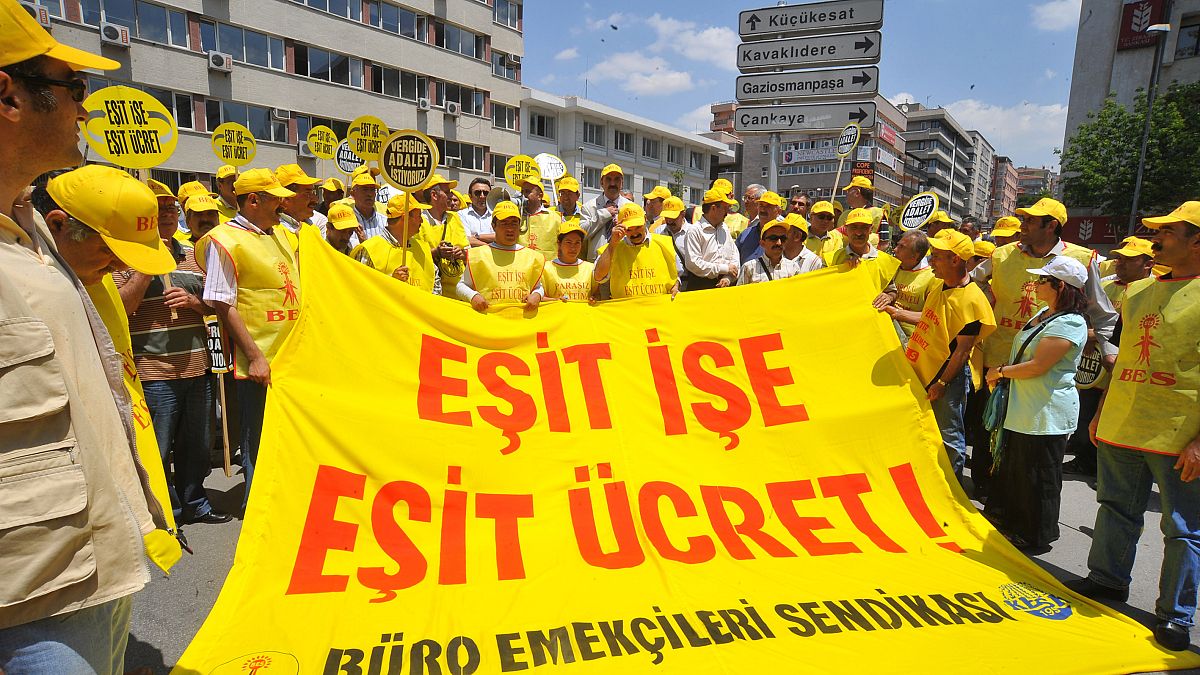 Büro Emekçileri Sendikasına (BES) bağlı kamu çalışanları "eşit işe eşit ücret" pankartlarıyla gösteri düzenledi