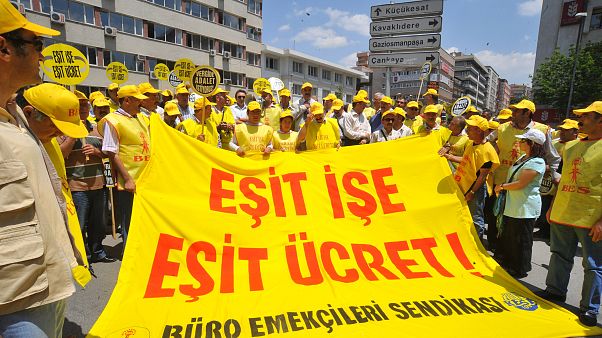 Büro Emekçileri Sendikasına (BES) bağlı kamu çalışanları "eşit işe eşit ücret" pankartlarıyla gösteri düzenledi Büro Emekçileri Sendikasına (BES) bağlı kamu çalışanları "eşit işe eşit ücret" pankartlarıyla gösteri düzenledi