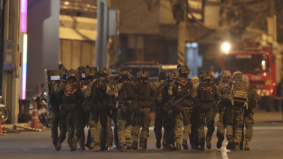 مجموعة من القوات الخاصة أمام مجمع "ترمينال 21" التجاري حيث وقع إطلاق النار 