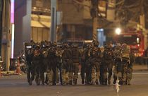 مجموعة من القوات الخاصة أمام مجمع "ترمينال 21" التجاري حيث وقع إطلاق النار 